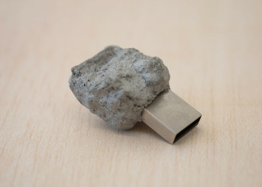 16 gigabytes de pedra i plàstic