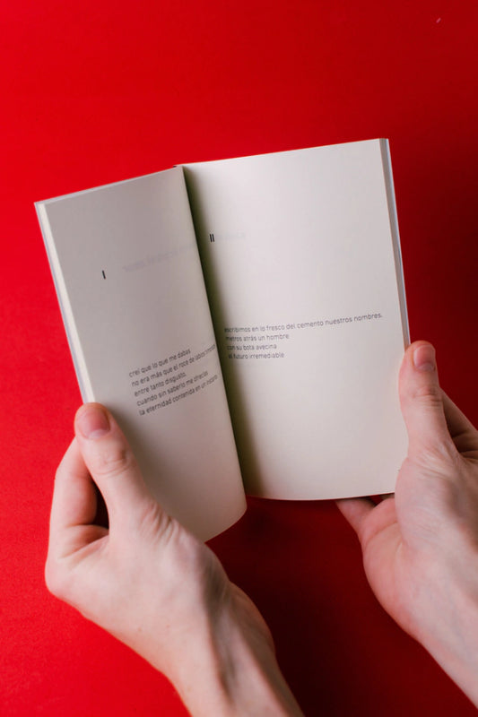 Tan Cerca, Tan Cerca - Singular Papers